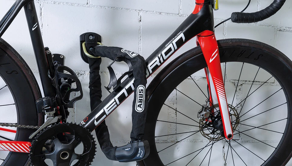 Wand-Bodenanker ermöglichen die Sicherung von Zweirädern in Keller, Garage und Co. ©ABUS