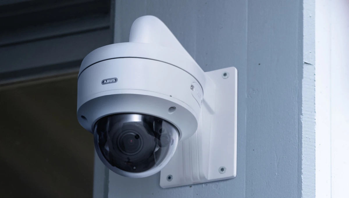 ABUS Außenkamera an Wand montiert