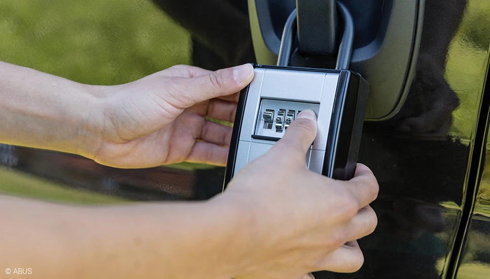 KEYGARAGE™ AVEC ANSE: Le KeyGarage vous permet de stocker des clés ou même de petits objets de valeur en toute sécurité.