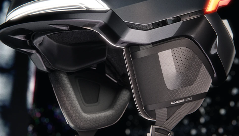 Close-up side view of the HYP-E urban helmet’s ear pads © ABUS