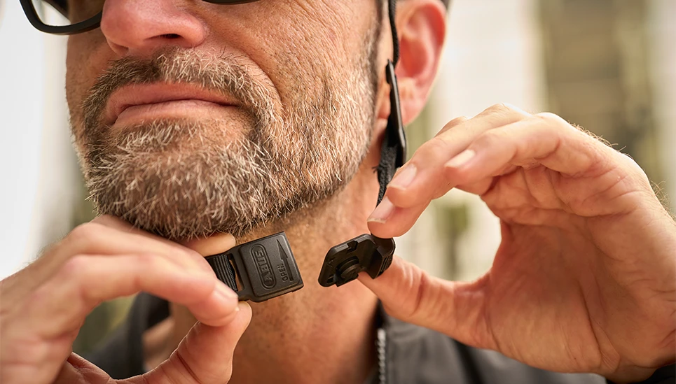 Close-up of the magnetic FIDLOCK fastener on the Urban-I 4.0 bicycle helmet © ABUS