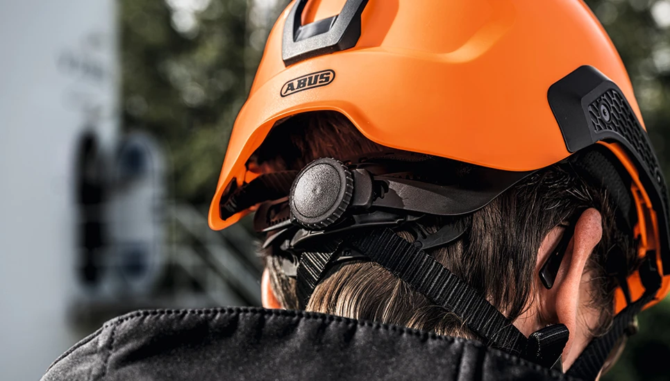 Rückansicht von Person, die Spector trägt mit Fokus auf Easyflex Verstellsystem am Hinterkopf © ABUS