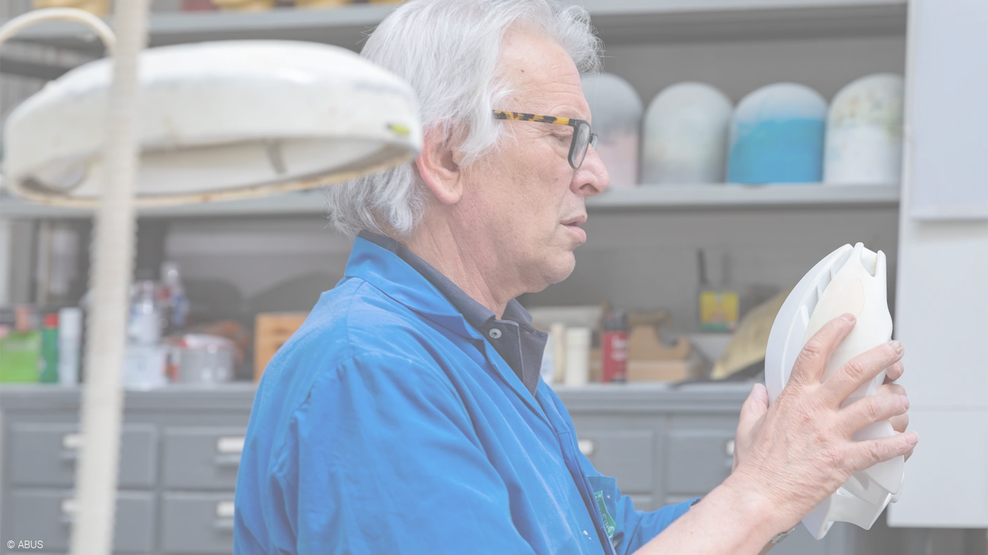 Een ABUS-medewerker die een ABUS-helm ontwikkelt © ABUS