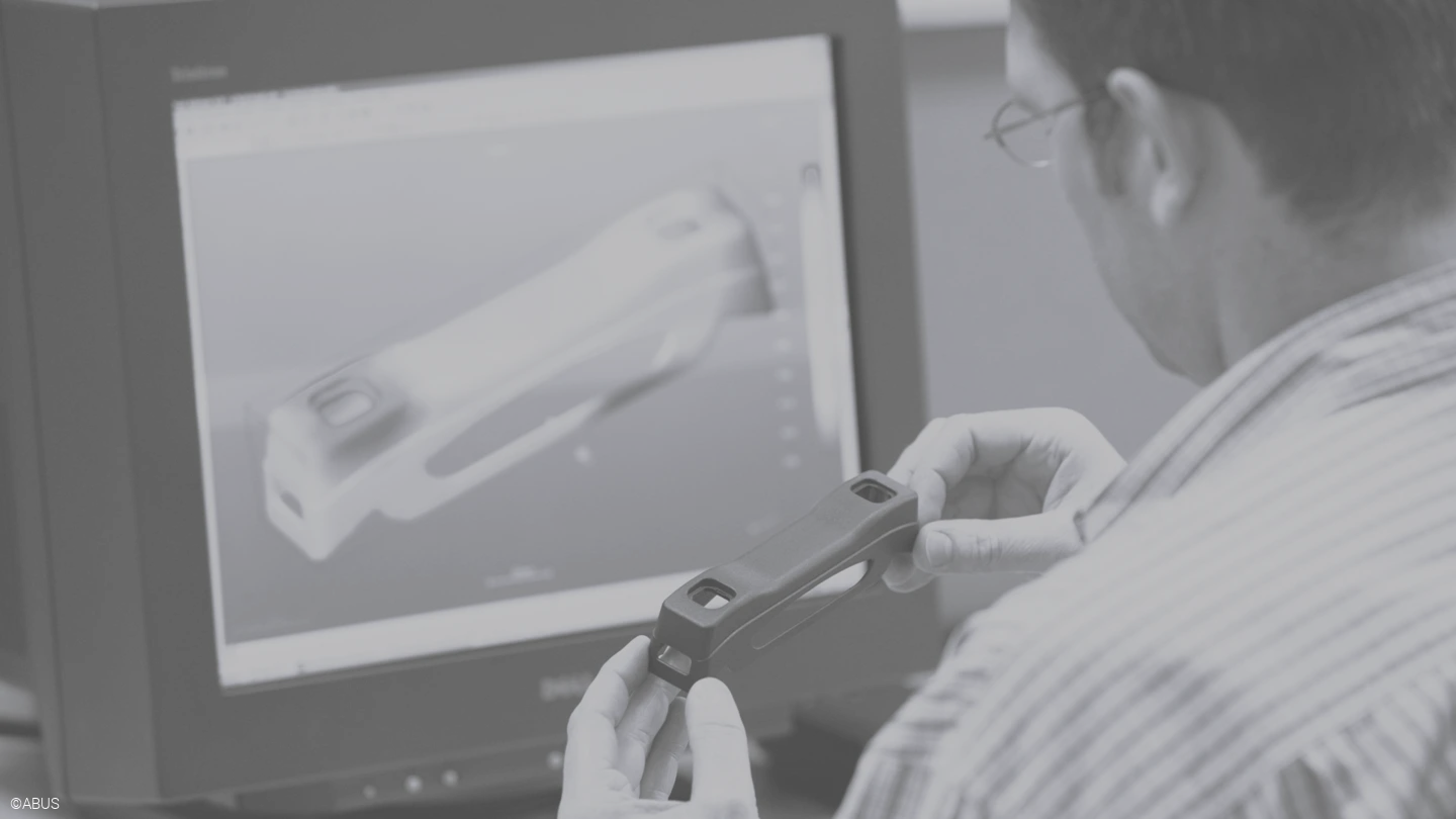 Un employé ABUS travaillant sur un écran dans le laboratoire d'essais ABUS © ABUS