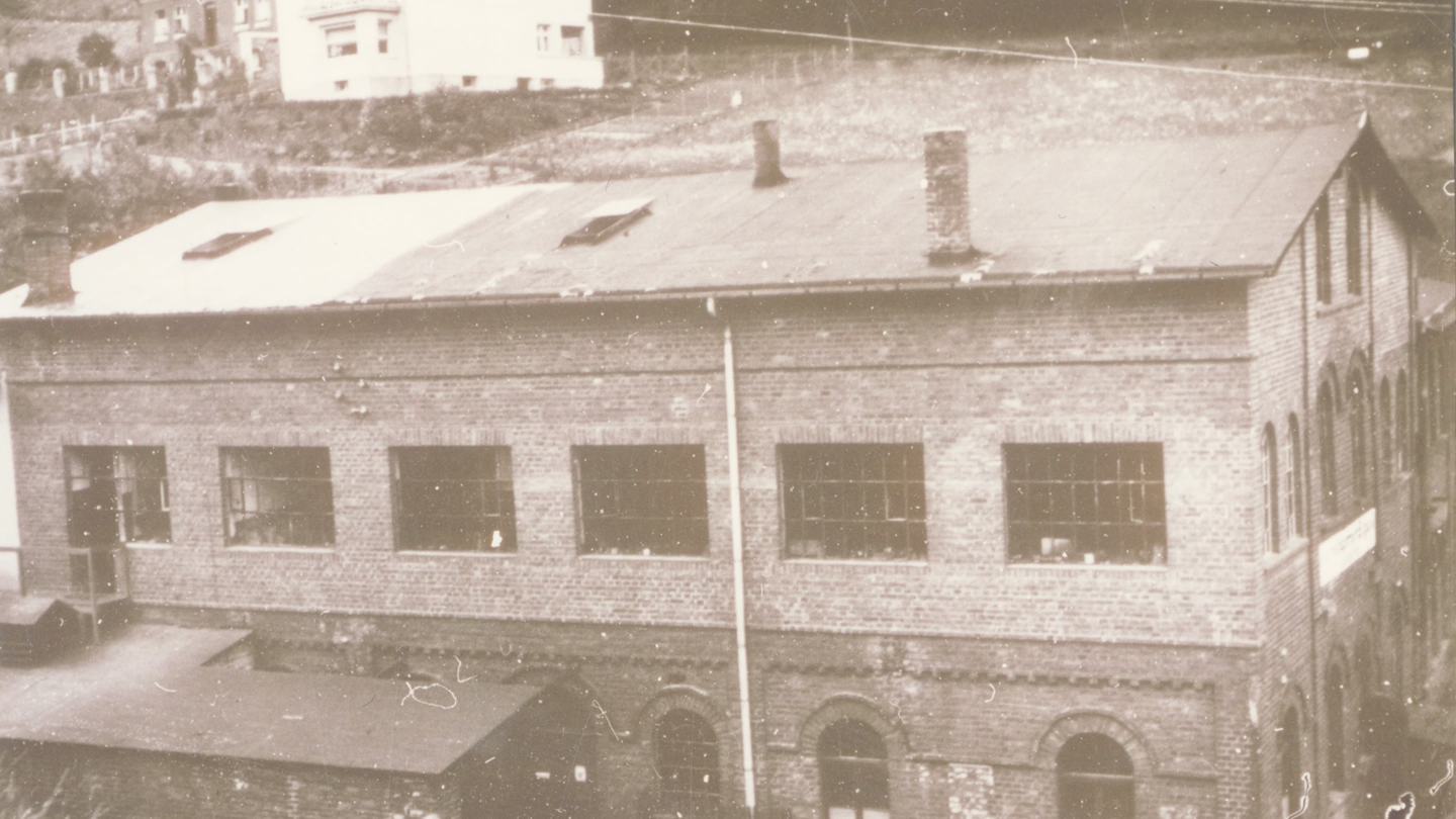 An old production hall from the outside © ABUS