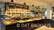 Blick auf die Verkaufstheke bei Dat Backhus mit einer reichhaltigen Auswahl an Back- und Konditorwaren  © DAT BACKHUS