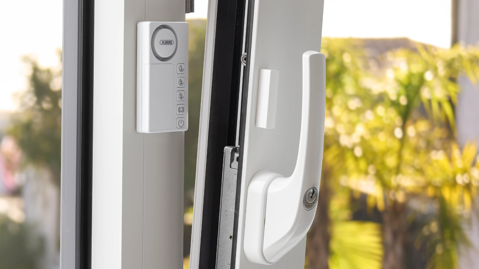 ABUS raamalarm gemonteerd op een open raam © ABUS