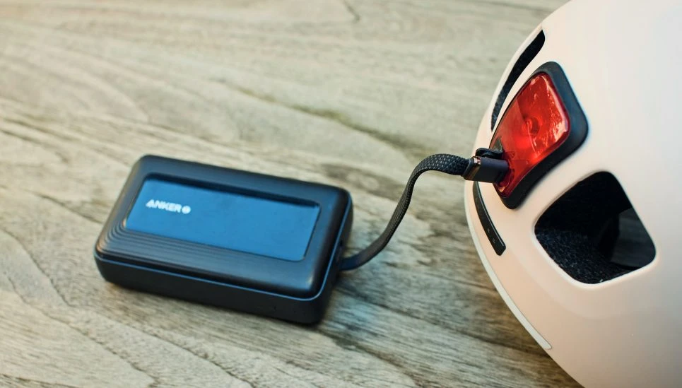 USB charging of the rear light on the YOUN-I 3.0 cycle helmet © ABUS