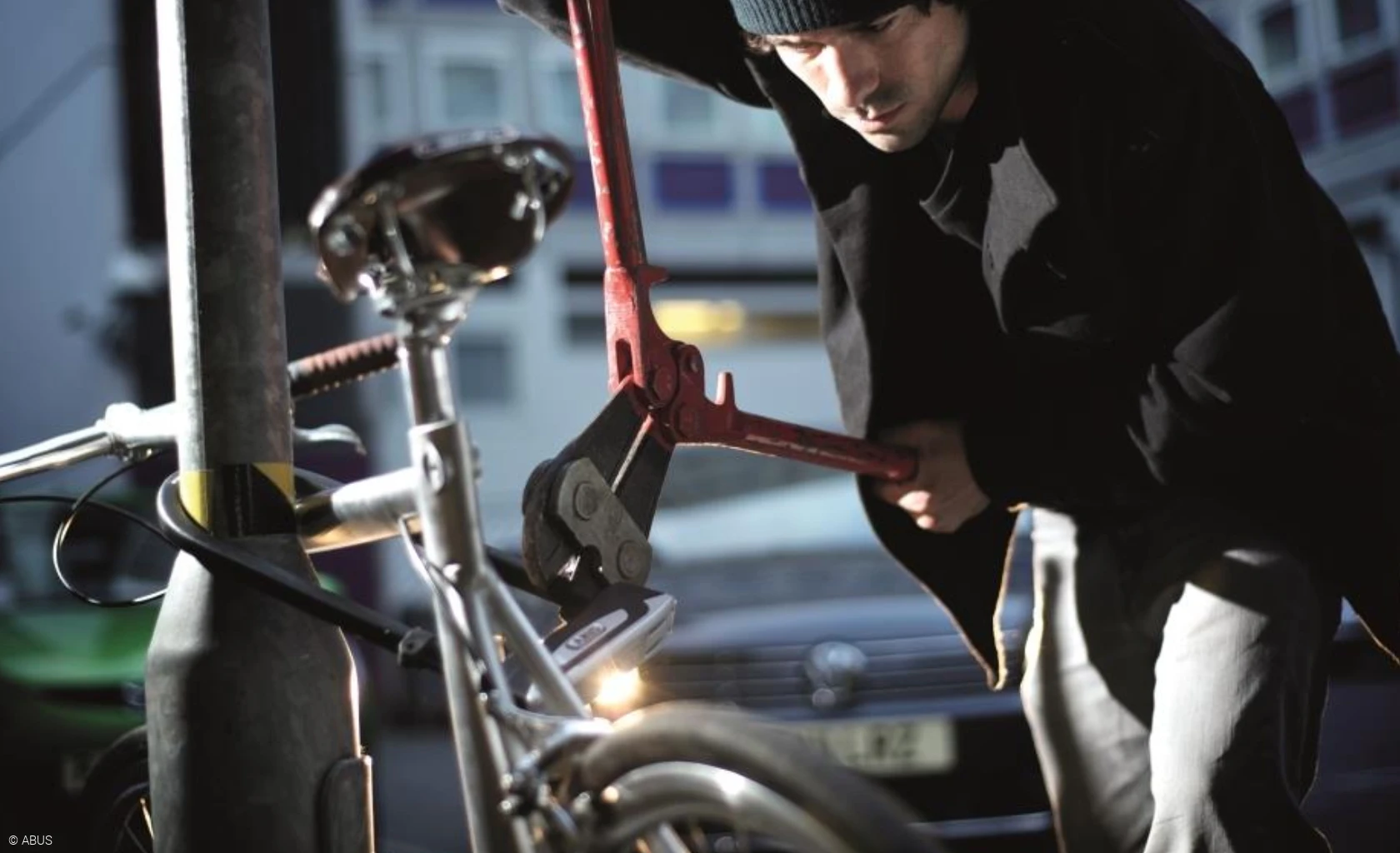 Cykeltyv, der forsøger at stjæle en ABUS U-lock © ABUS Cykeltyv, der forsøger at stjæle en ABUS U-lock © ABUS