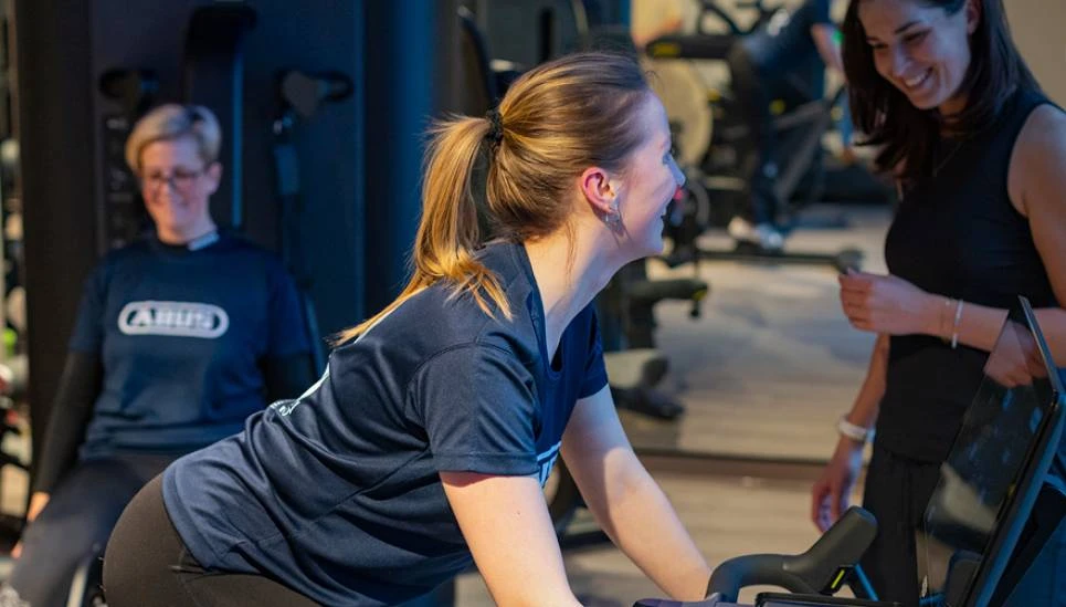 Mitarbeitende trainieren im unternehmenseigenen Fitnessstudio am ABUS-Standort Wetter © ABUS