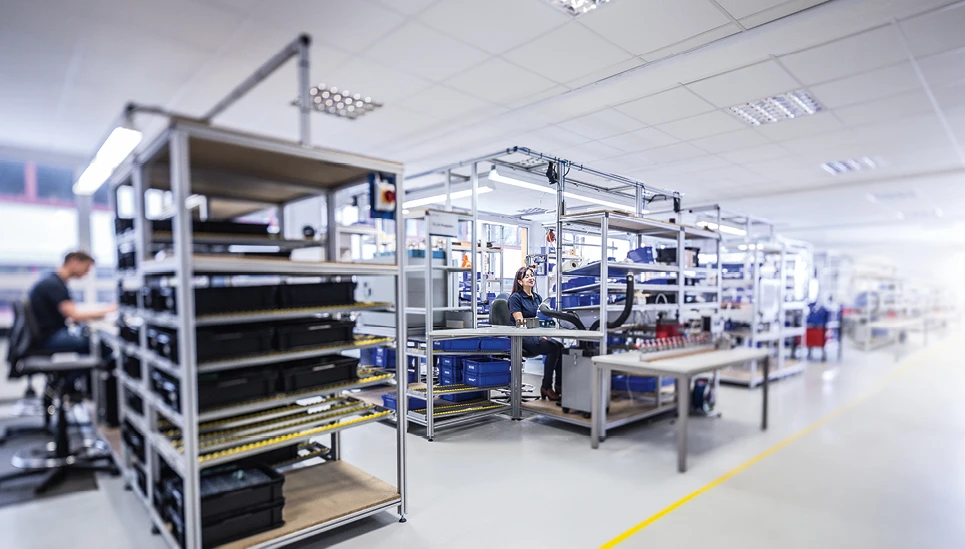 Blik in een productiehal © ABUS