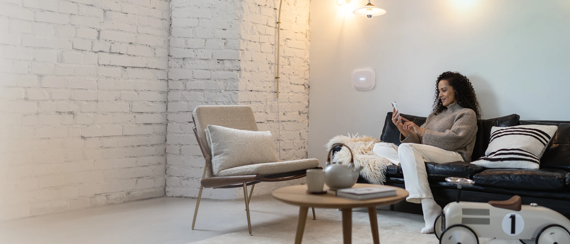 Frau auf Sofa sitzend betrachtet ihr Smartphone