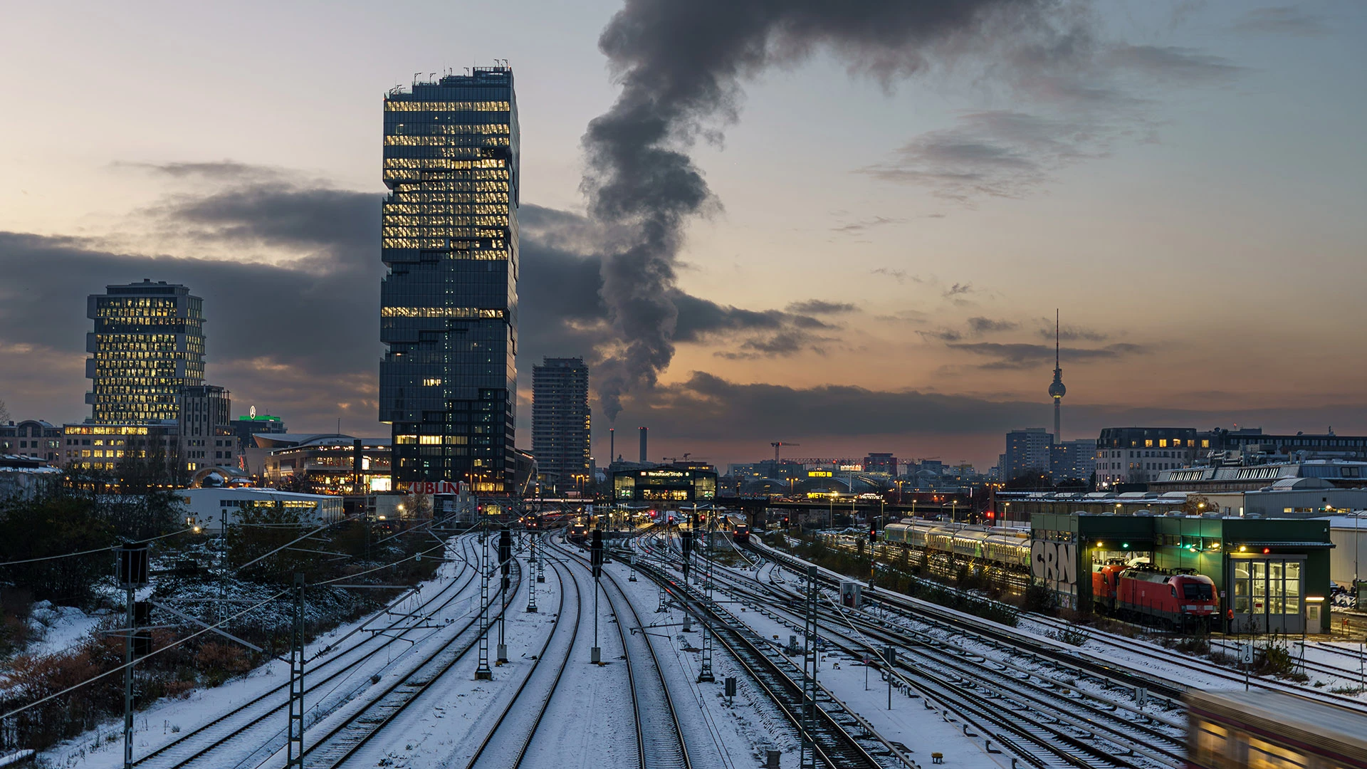Der EDGE East Side Tower in Berlin in einer urbanen und winterlichen Umgebung.  ©EDGE
