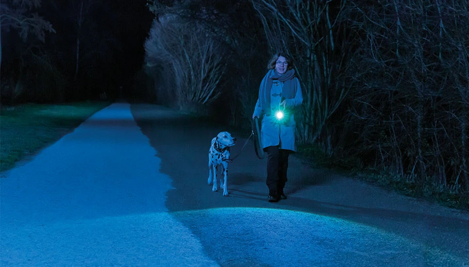 Auf unbeleuchteten Wegen sicher unterwegs mit SecLight © ABUS