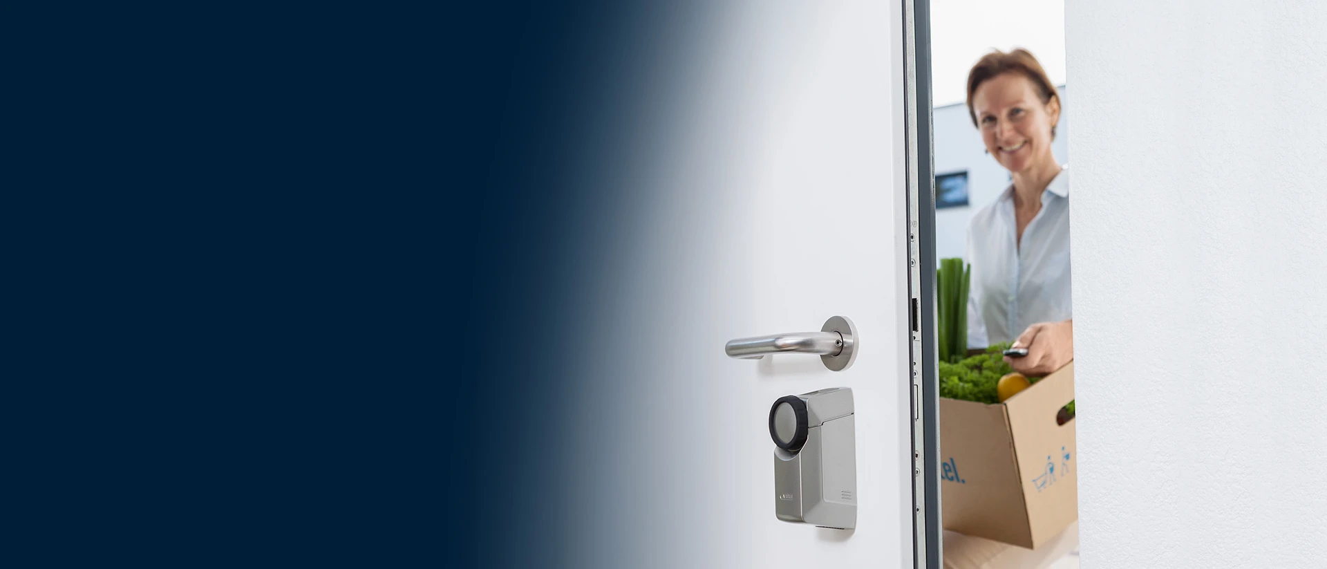 HomeTec Pro - Haustüren per Knopfdruck öffnen © ABUS