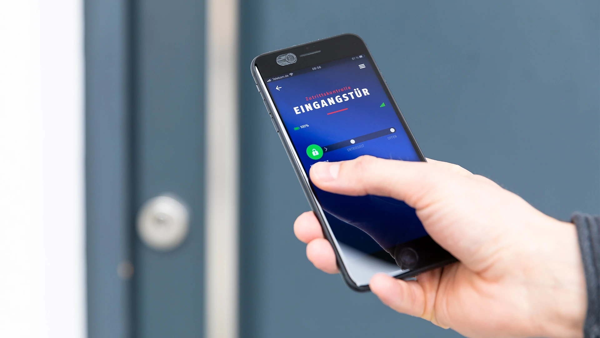 Mit dem HomeTec Pro Bluetooth® öffnen Sie Ihre Haustür ganz einfach per App © ABUS