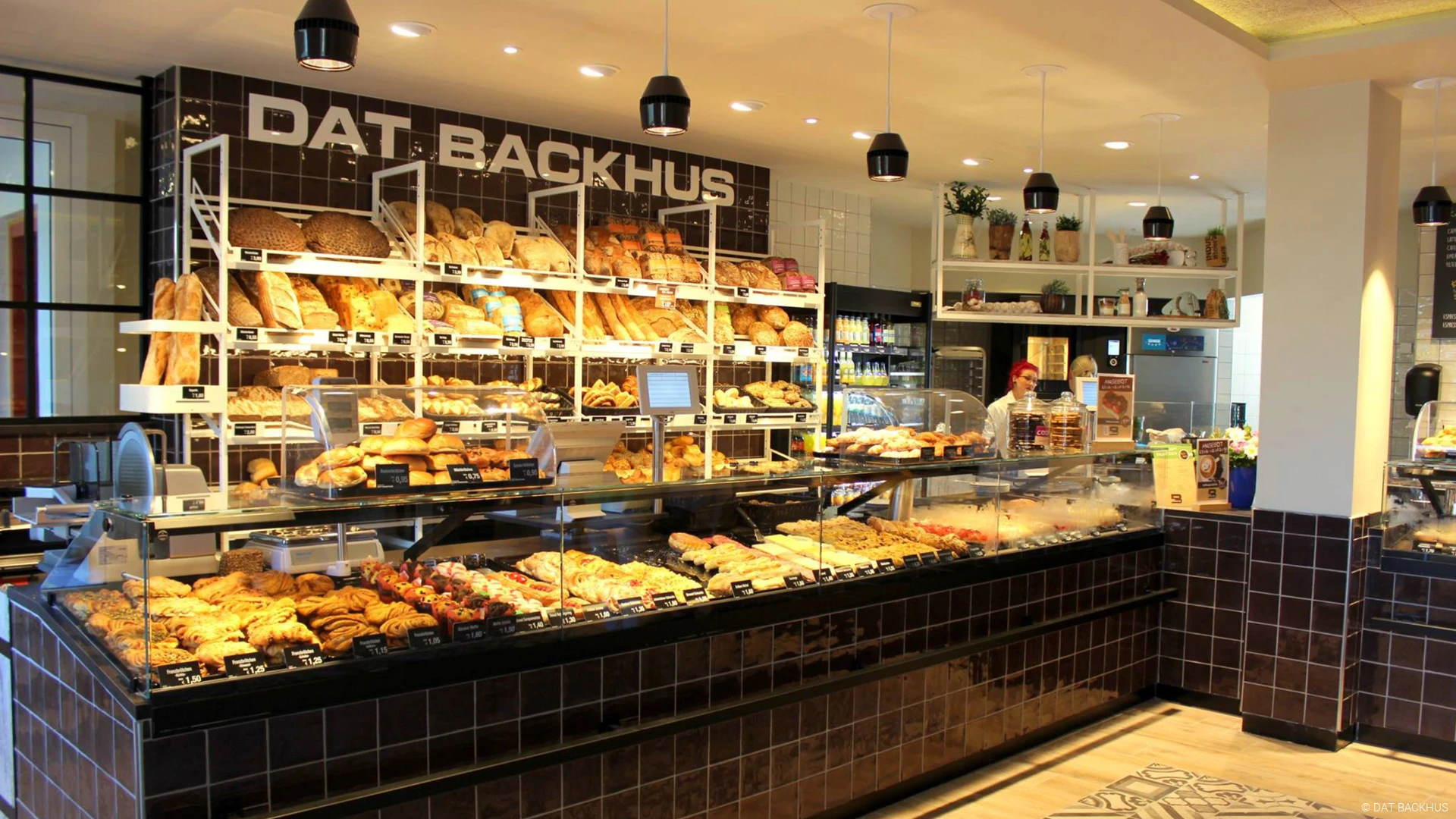 Blick auf die Verkaufstheke bei Dat Backhus mit einer reichhaltigen Auswahl an Back- und Konditorwaren  © DAT BACKHUS