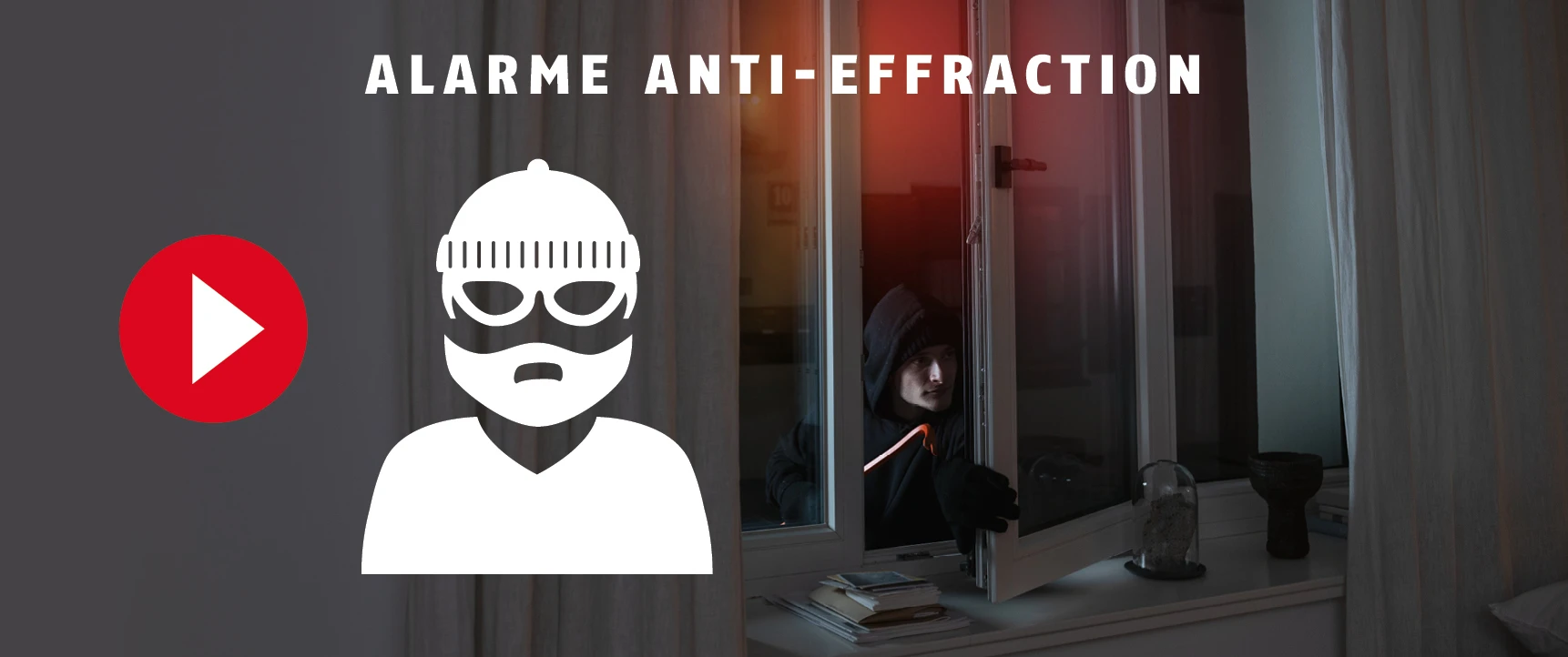 Un cambrioleur a forcé une fenêtre et regarde à l'intérieur de l'appartement.