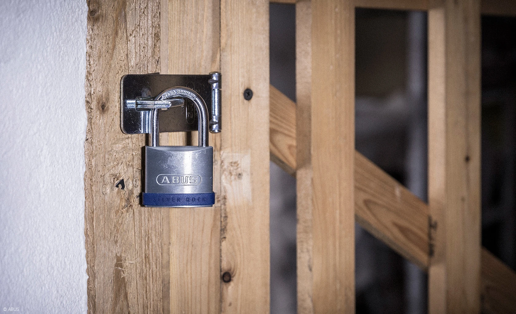Schützen Sie Ihren Keller, oder Kellerverschlag mit einem Vorhangschloss von ABUS © ABUS