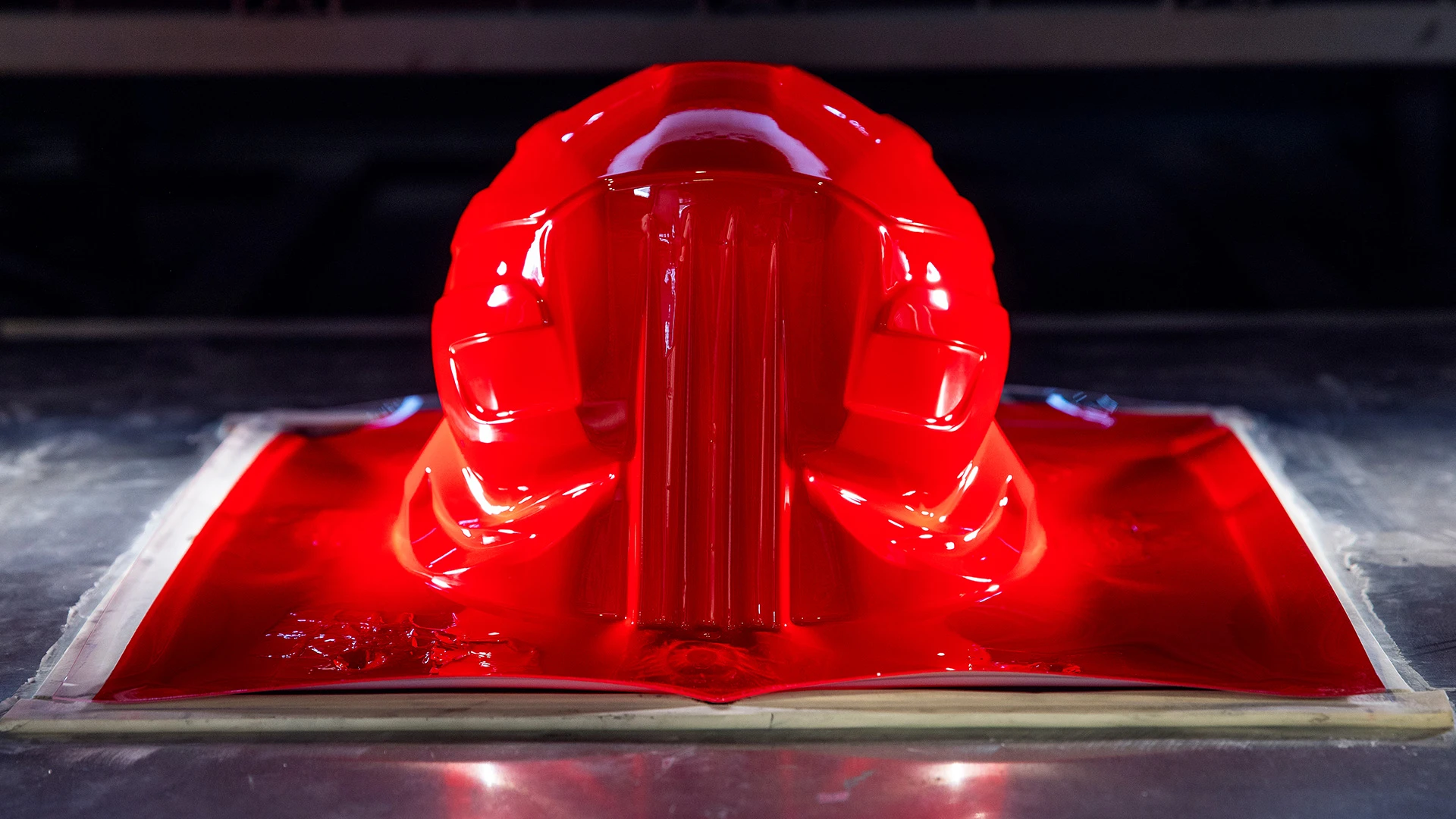 A helmet blank is pressed into the outer shell / ©ABUS