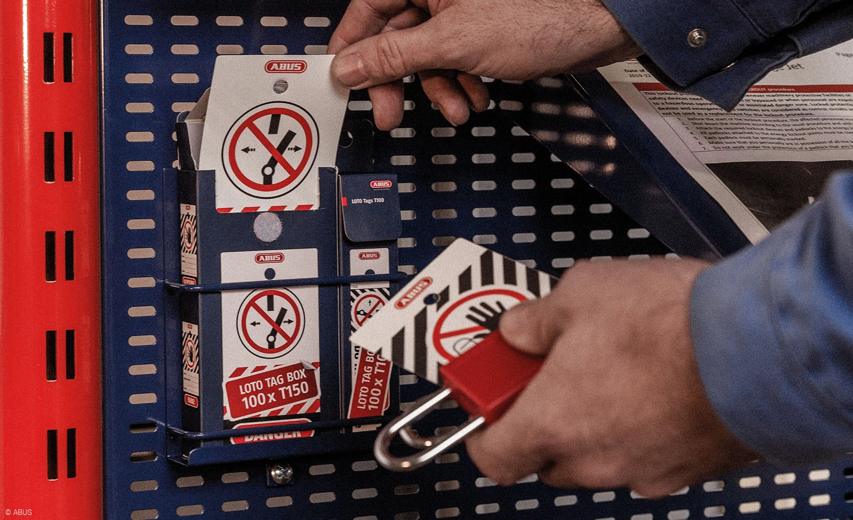 Deje notas fácilmente a sus colegas con nuestras etiquetas LoTo © ABUS