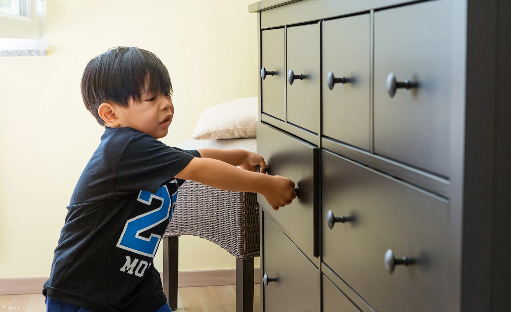 The practical MARC magnetic lock - keeps the drawer closed © ABUS