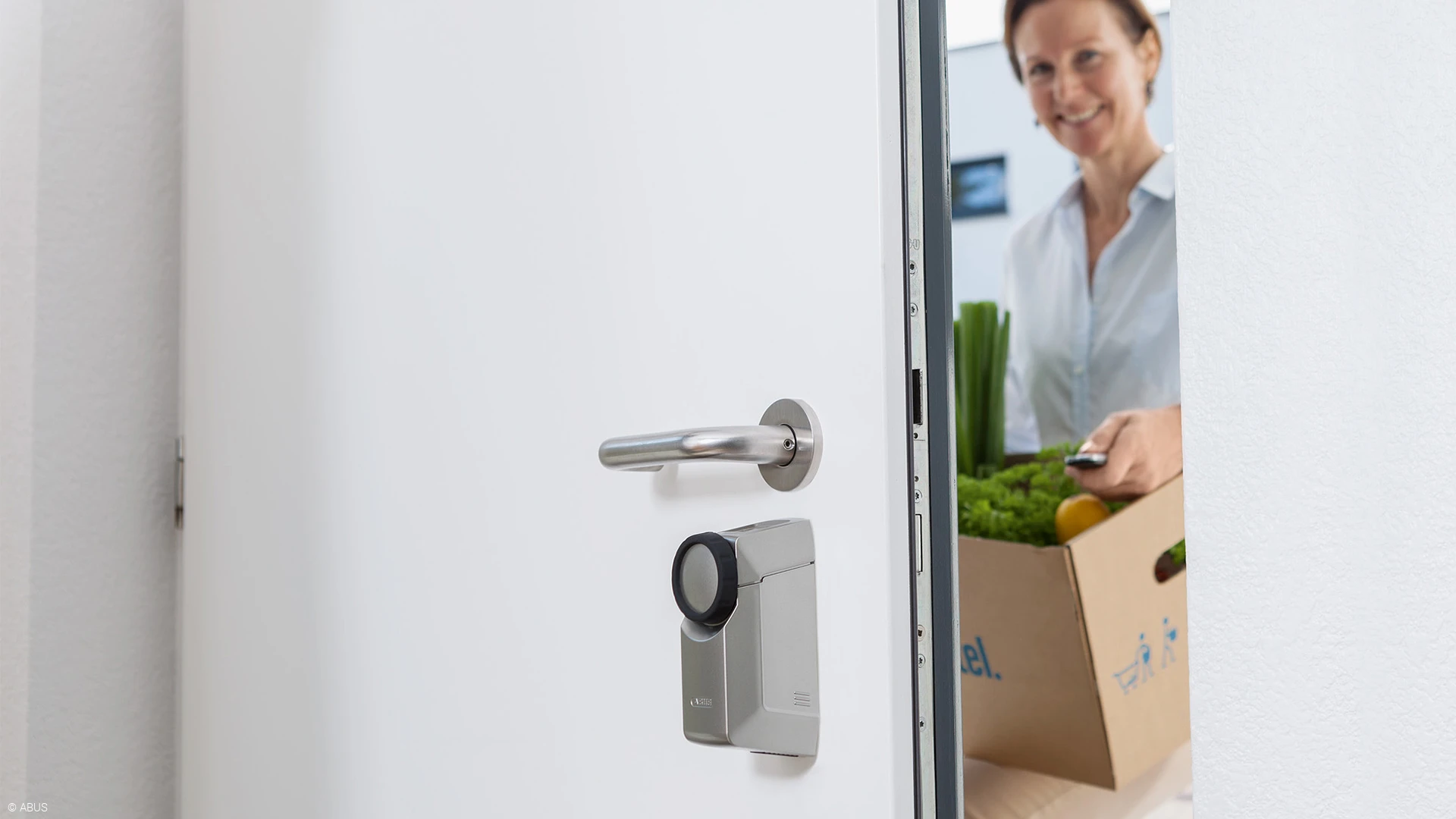 Die Haustür einfach per Knopfdruck öffnen - mit dem HomeTec Pro © ABUS