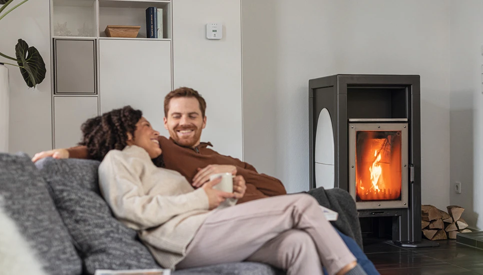 Mit unseren CO-Warnmeldern können Sie noch entspannter das Kaminfeuer genießen © ABUS