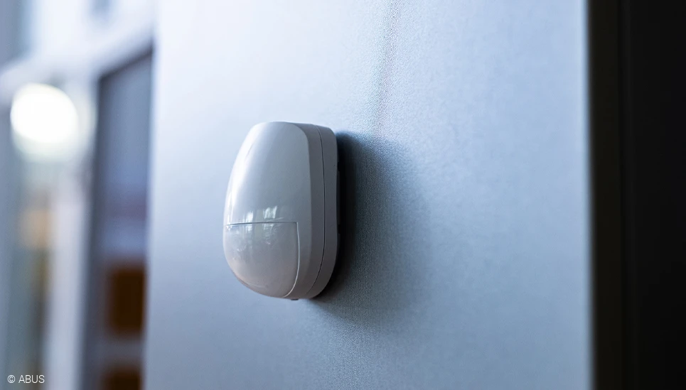 The Secoris PIR motion detector reliably monitors indoor spaces © ABUS