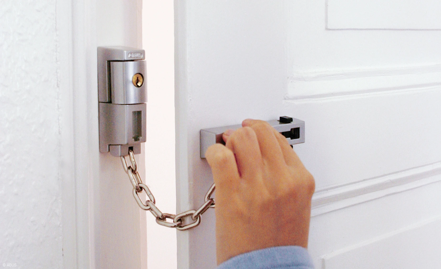 Prima vedere chi c'è - con la catena per porte SK78 © ABUS
