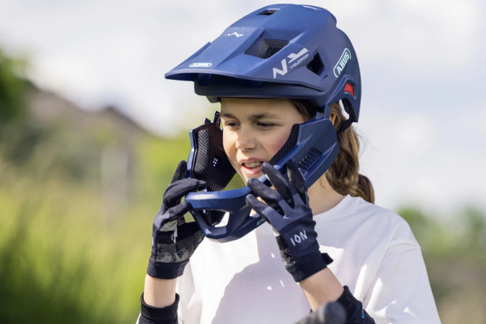 YouDrop FF - aftalig chin guard  © ABUS