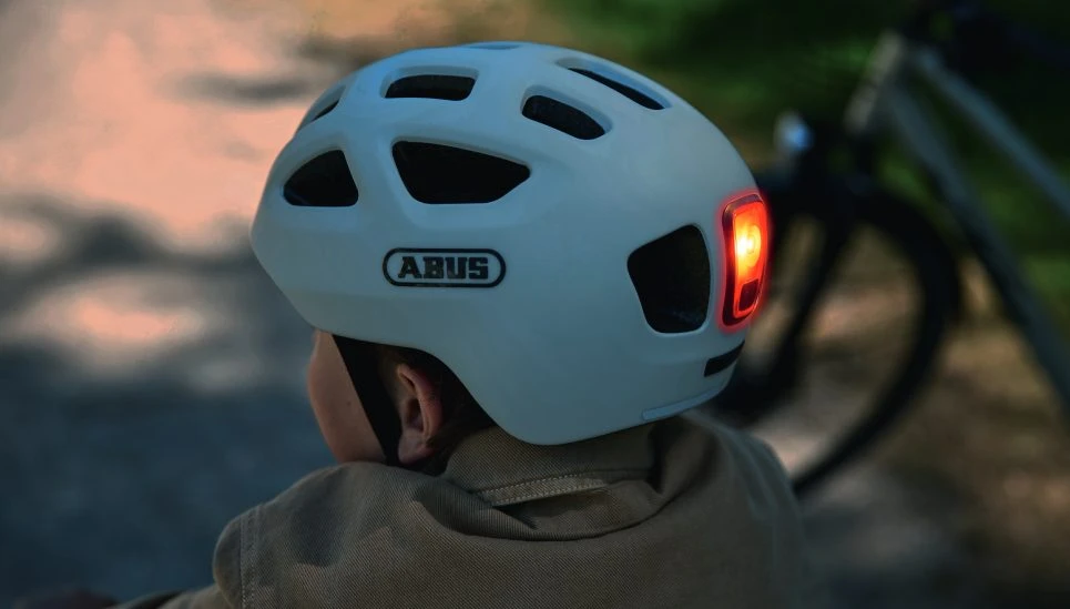 Rear view of the YOUN-I 3.0 with a white illuminated rear light © ABUS