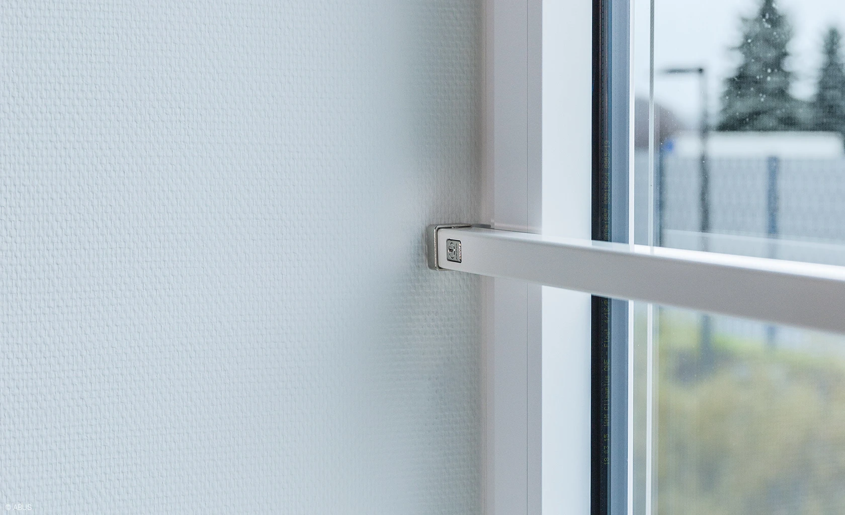 Para seguridad en todo el ancho: el cerrojo blindado para ventanas FPR217 © ABUS