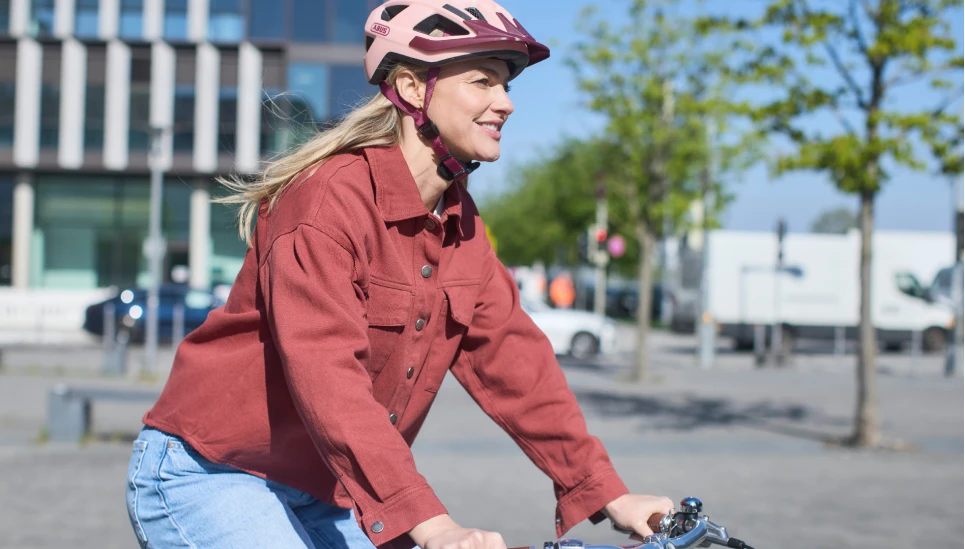 Zwei Radfahrer fahren parallel über einen Zebrastreifen © ABUS