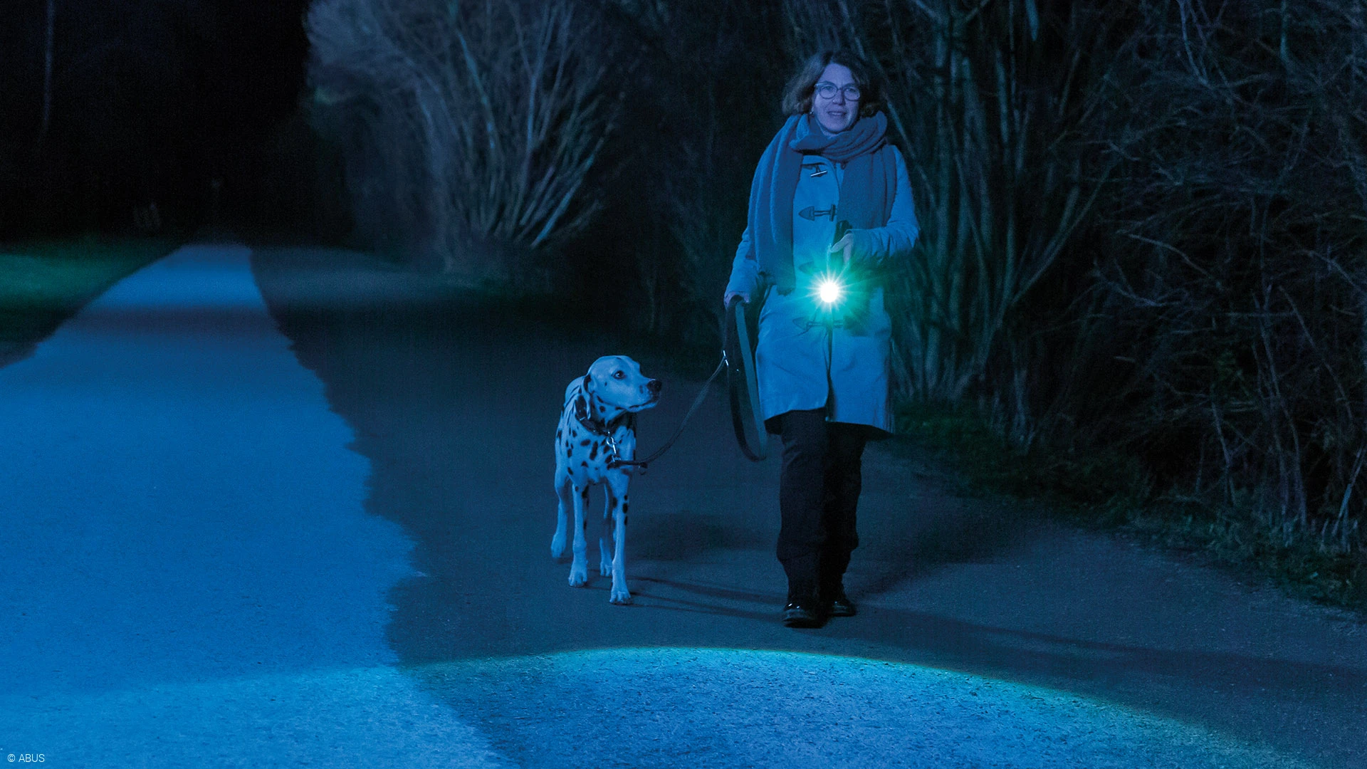 Våre lette SecLight LED-lommelykter av aluminium bringer lys inn i mørket © ABUS