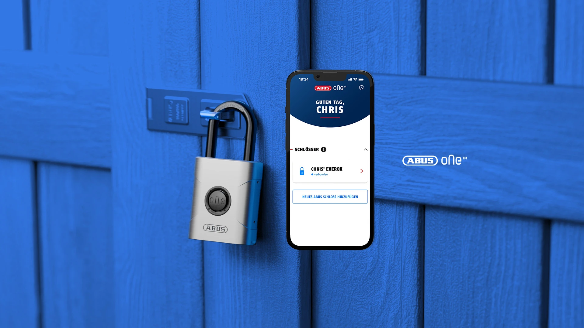 Smartes Vorhängeschloss EVEROX One an einer Schuppentür aus Holz und ein Smartphone mit App-Screen im Vordergrund © ABUS