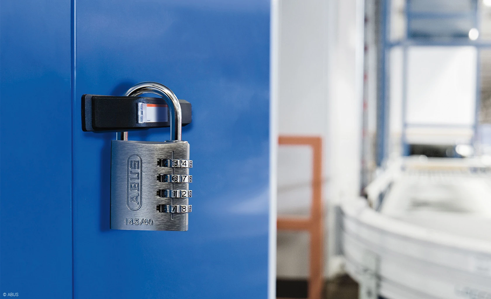 Los candados pueden utilizarse para proteger de forma fácil y segura las taquillas de accesos no autorizados © ABUS
