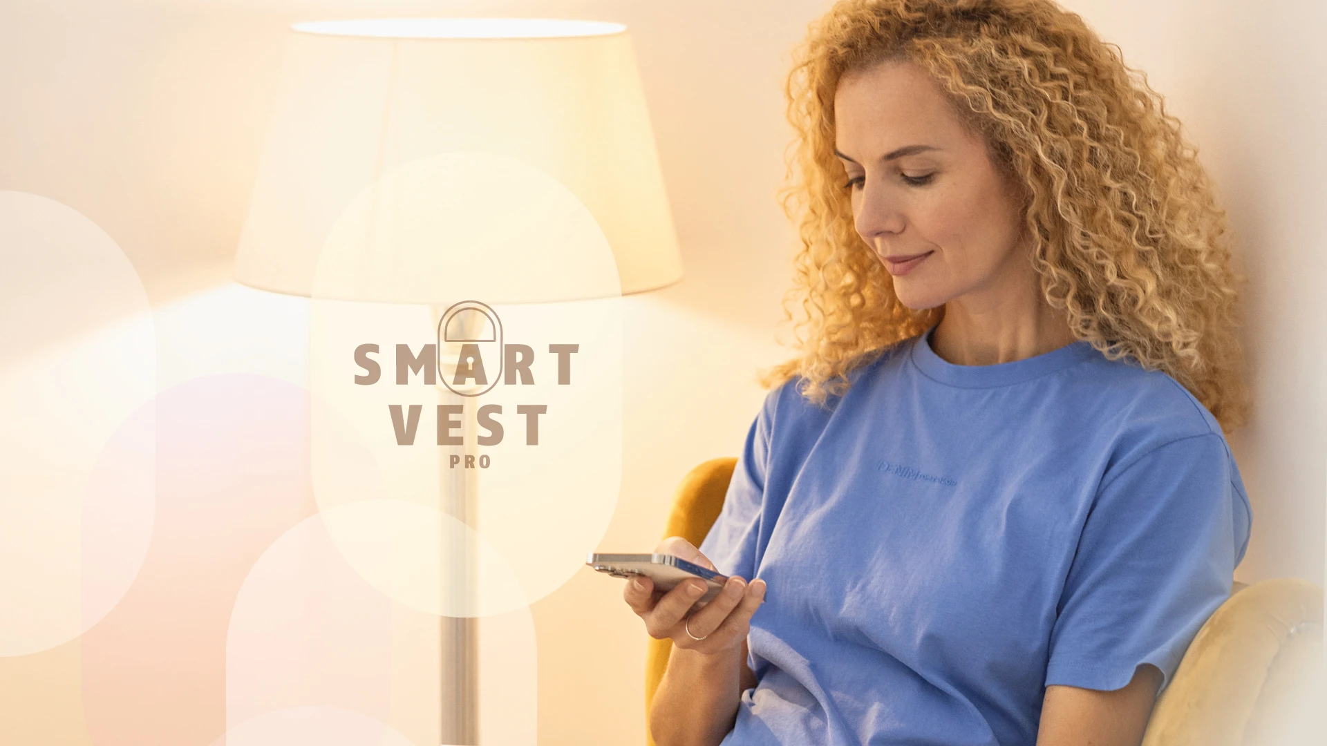La femme fait fonctionner le système d'alarme sans fil Smartvest Pro via l'application