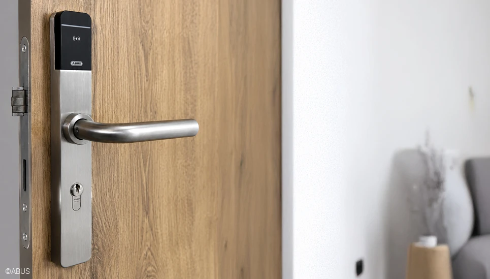 TECTIQ Beschlag an einer Bürotüre aus Holz. ©ABUS