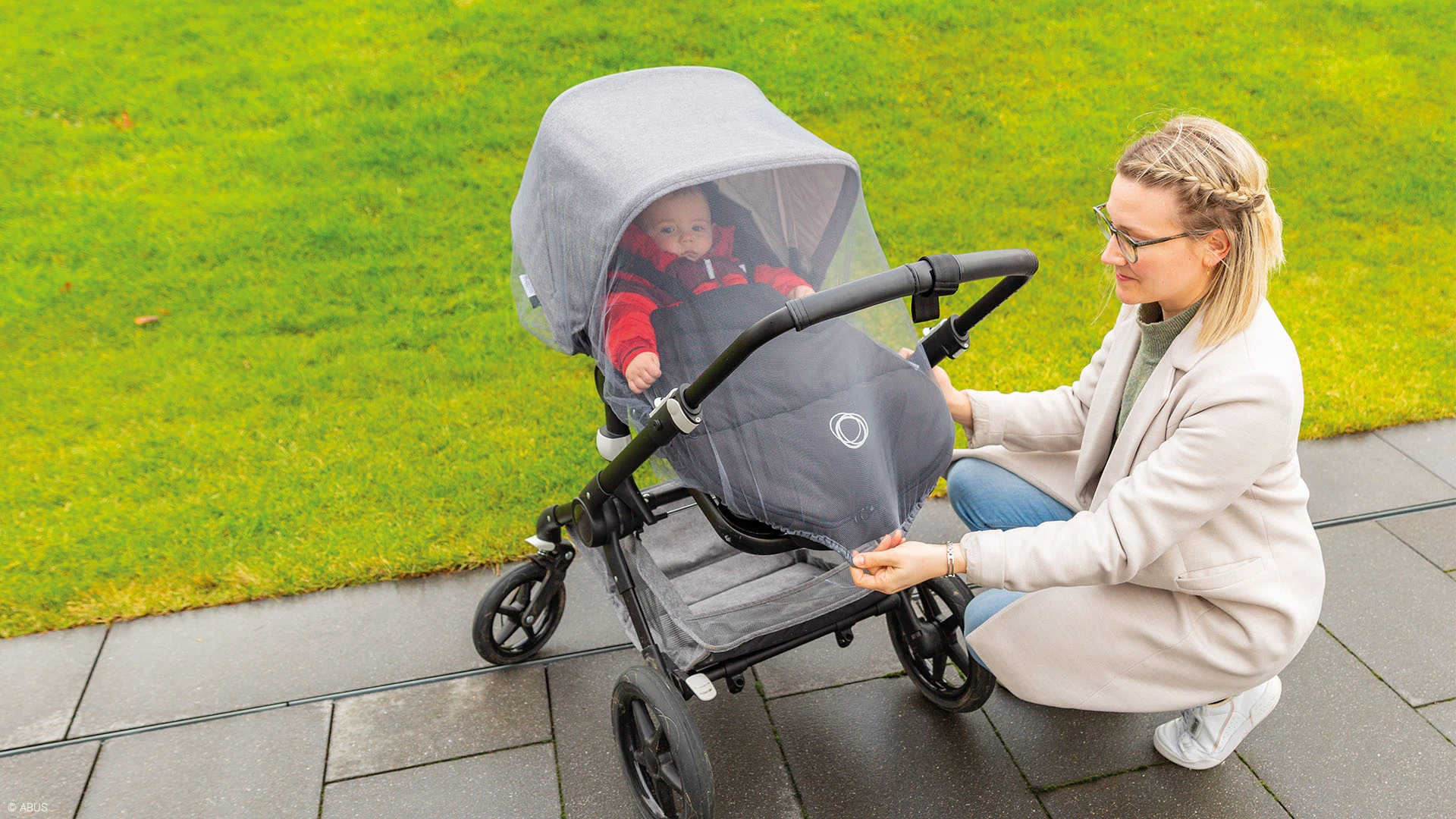 Unser Kinderwagenschutz MAYA hält lästige Insekten fern © ABUS