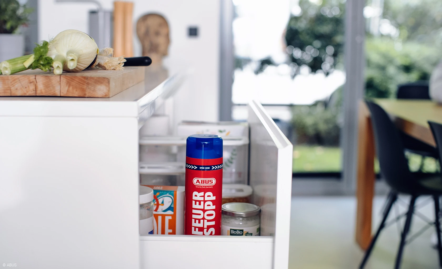 Schlicht und aufgeräumt – das Feuerstopp Spray stellt man sich doch gerne in die Küche © ABUS