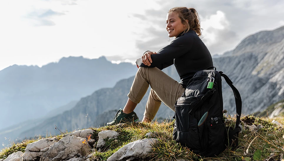 Damit der Rucksack beim Wandern geschlossen bleibt: unser kleines Zahlenschloss 145 anschließen, fertig © ABUS