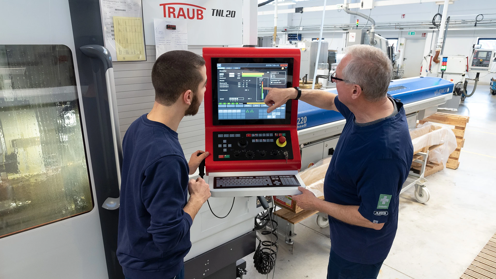 Werkzeugmechaniker an Maschine © ABUS