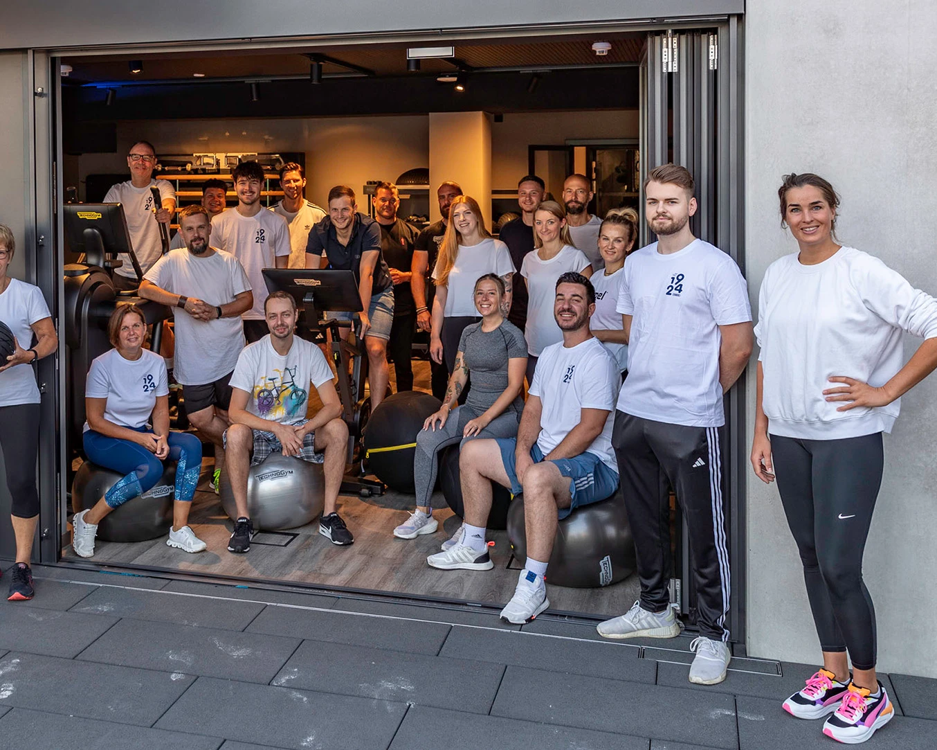Gruppenfoto während der Eröffnung des ABUS Sport- und Fitnessbereichs ©ABUS