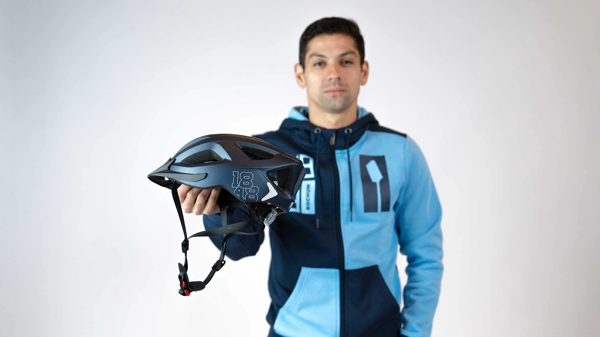 Cristian Gamboa vom VfL Bochum präsentiert den Aduro 2.0 in der VfL Edition. ©VfL Bochum 1848