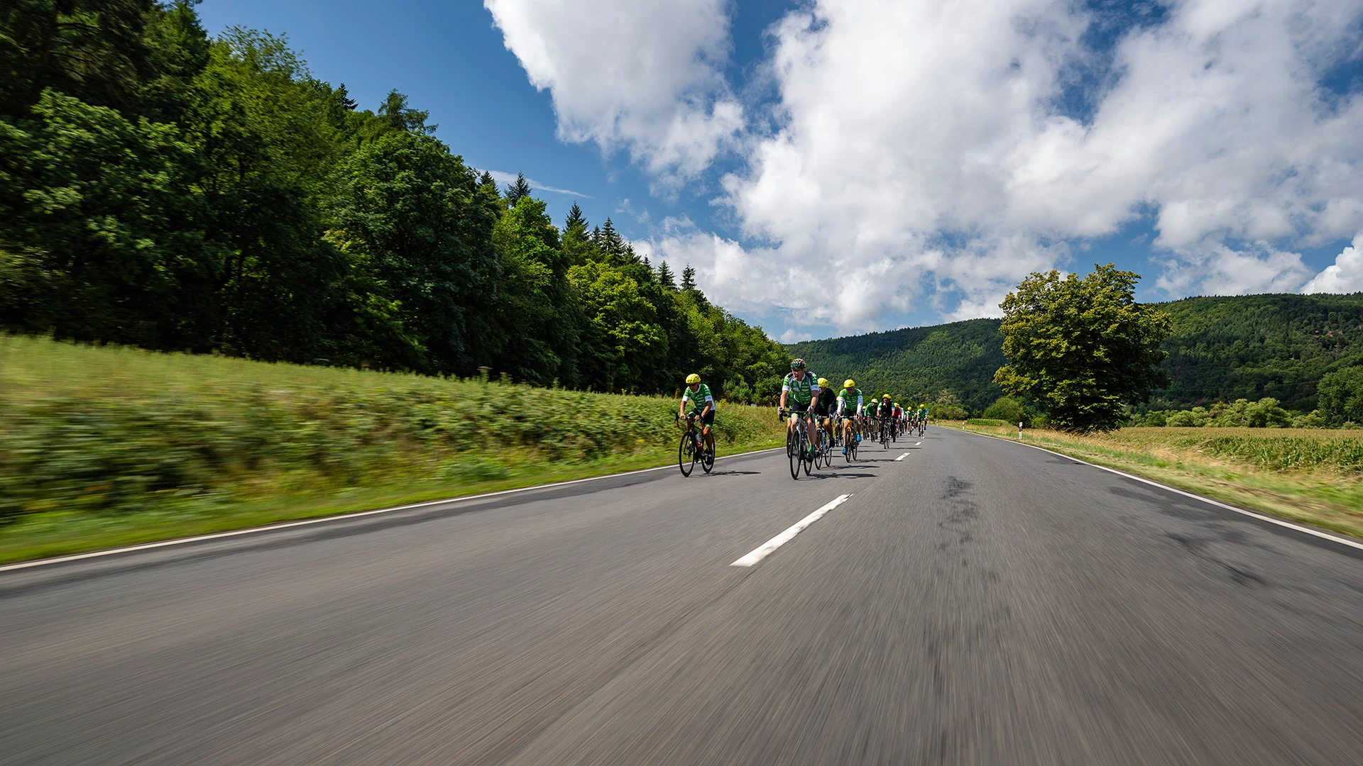 Das Fahrerfeld während der Tour der Hoffnung 2023 ©Pierre Johne
