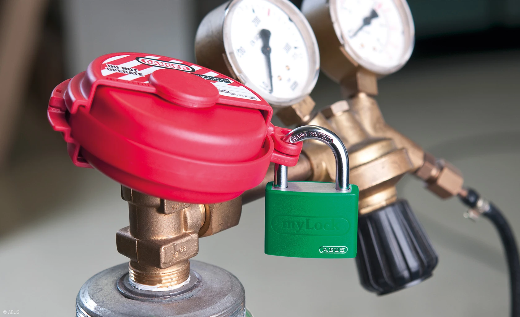 Sikkerhetslåser signaliserer: «Dette området av maskinen er sperret av.» © ABUS