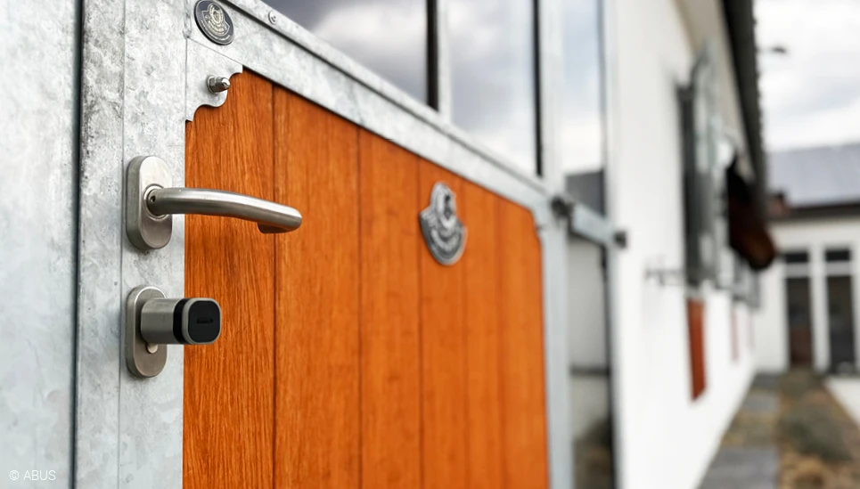 Eingang zum Stall mit wAppLoxx Pro Plus Zylinder. © ABUS