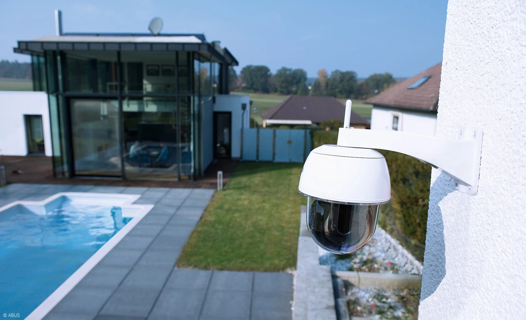 open your Smartvest app and with the video extension you can reassure yourself in a second © ABUS