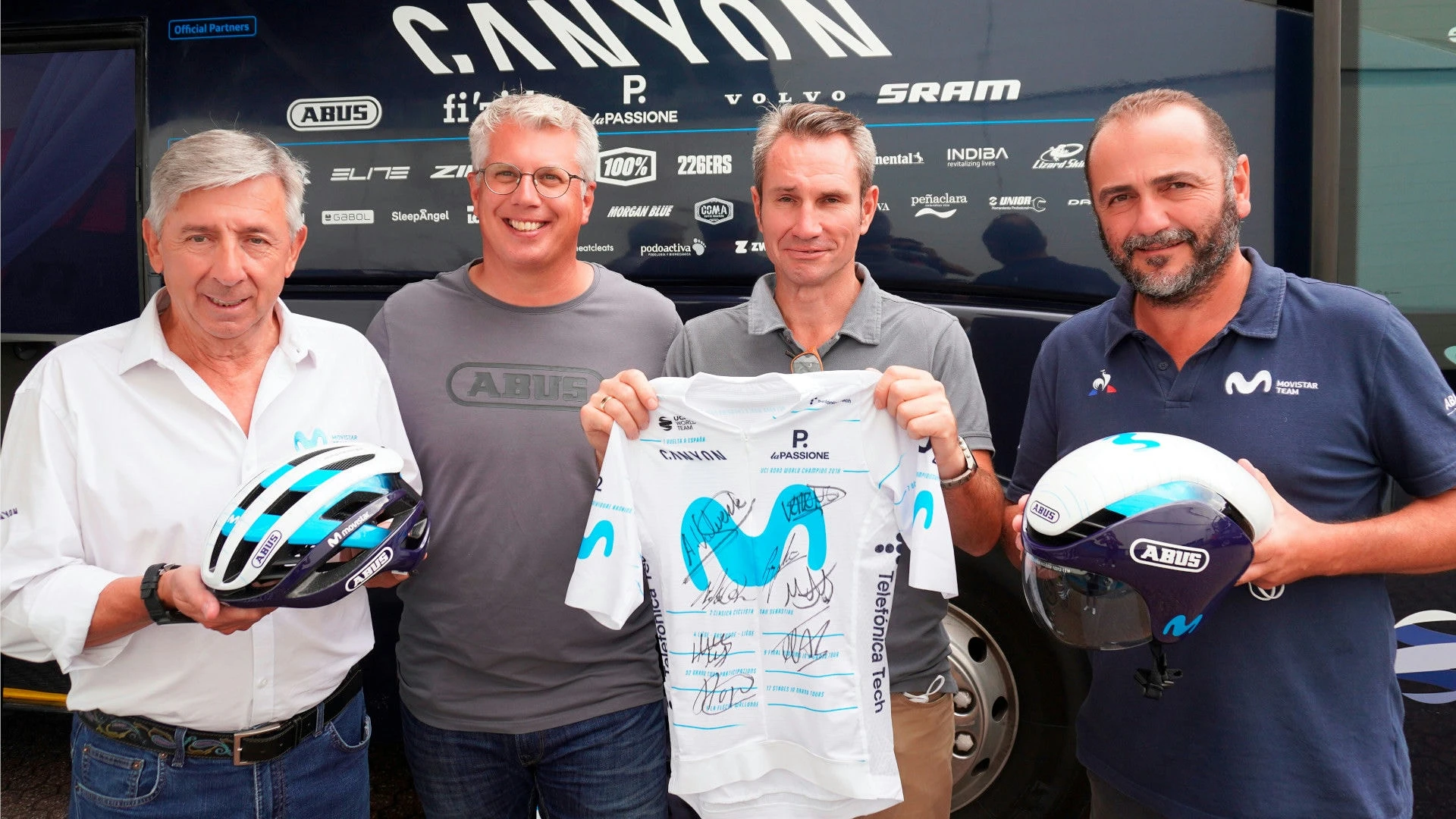 Verlängerung der Partnerschaft zwischen ABUS und dem Team Movistar bis 2025 © ABUS